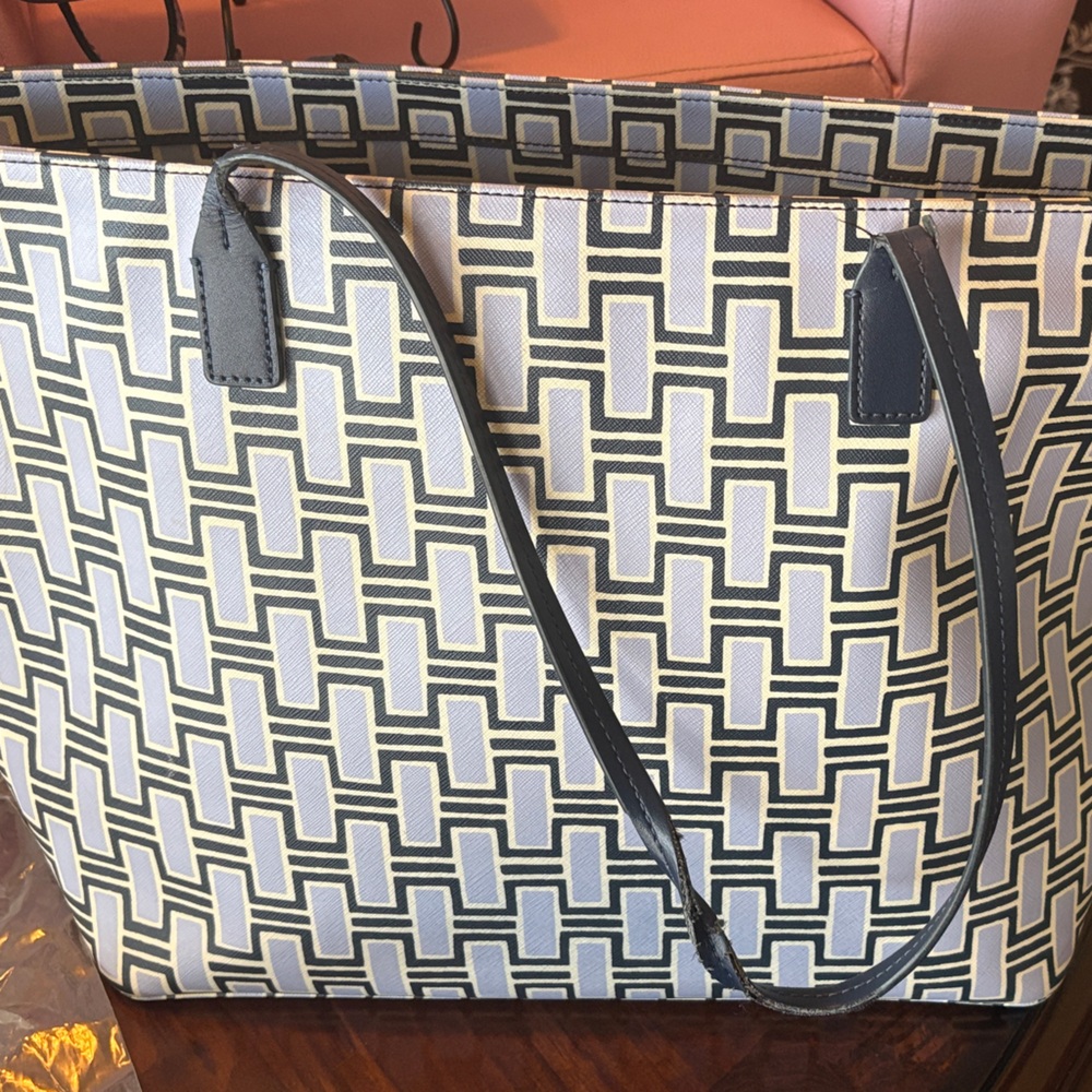 Kate Spade Stylish Geometric Patterned Tote Bag with matching wristlet - Picture 7 of 13